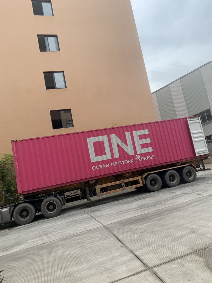 Recipiente rosa da ONE, para carregar fraldas geriátricas.