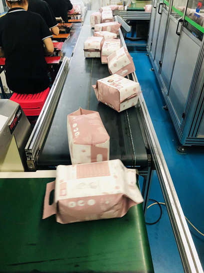 Nossa própria fábrica produz fraldas para bebês.