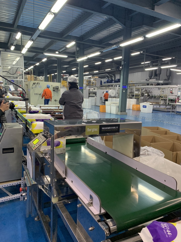 produção em massa de fraldas descartáveis e calças de treinamento para bebês